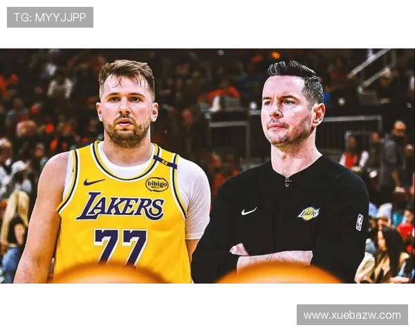 小里与东契奇的默契搭档雷迪克谈勒布朗缺阵的影响与应对策略